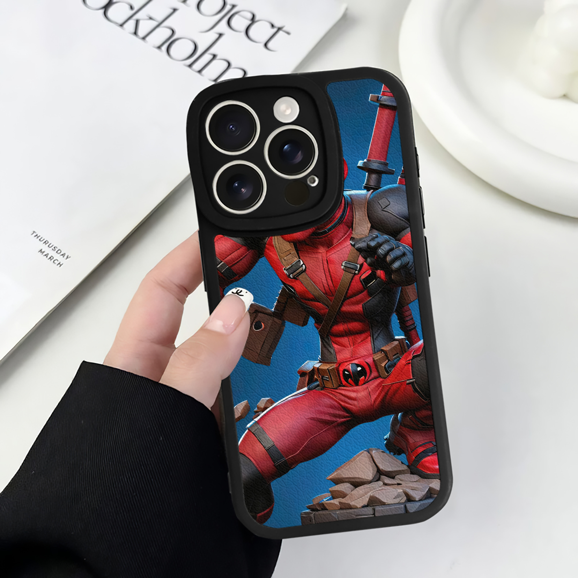 （画像用） Deadpool デッドプール 【iPhone 16シリーズ対応】シリコンスマホケース（レザー調） 材質：シリコン